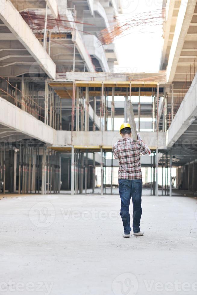 trabalhador duro no canteiro de obras foto