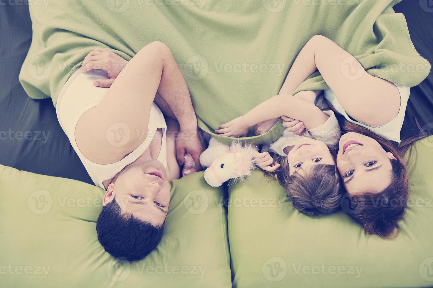 família feliz relaxando na cama foto