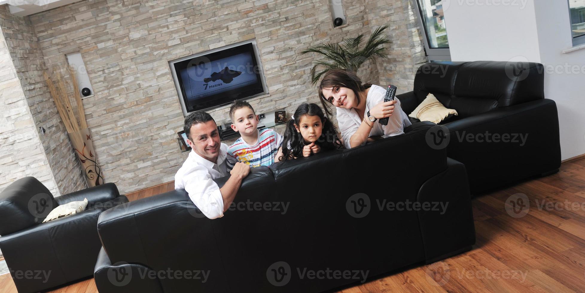 família jovem em casa foto