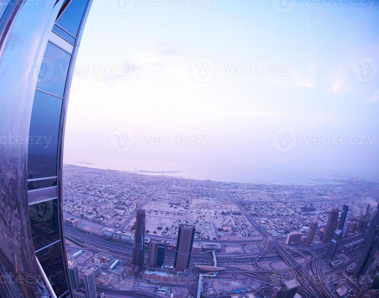 horizonte noturno de dubai foto