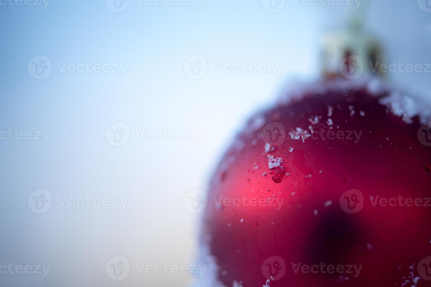 bolas de natal no pinheiro foto