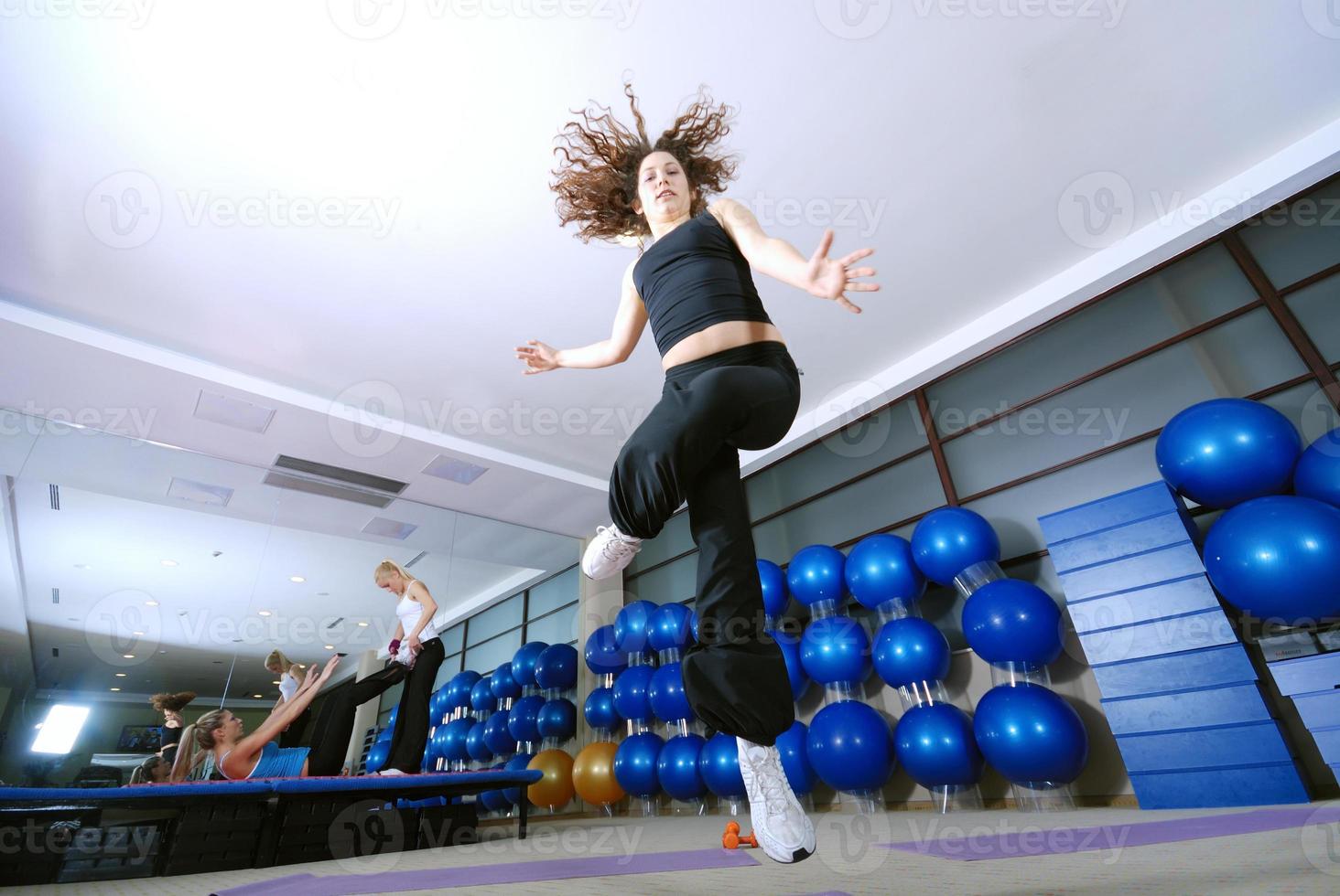 mulher dançando, feliz e pulando. foto