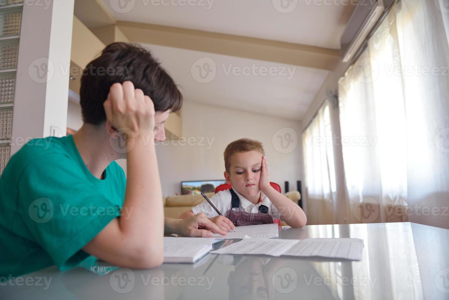 menino fazendo lição de casa foto