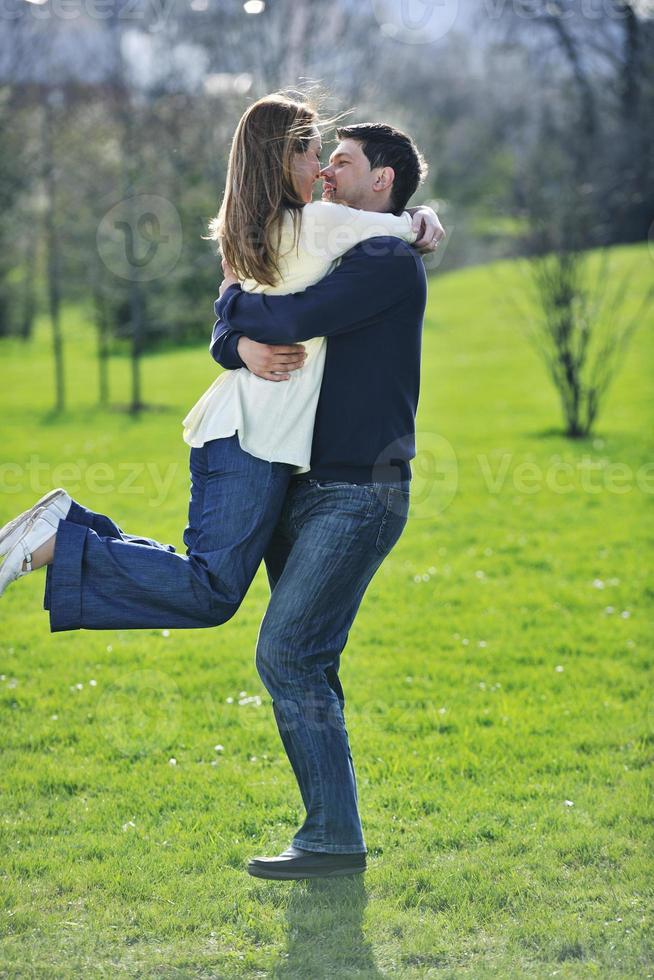 casal feliz ao ar livre foto