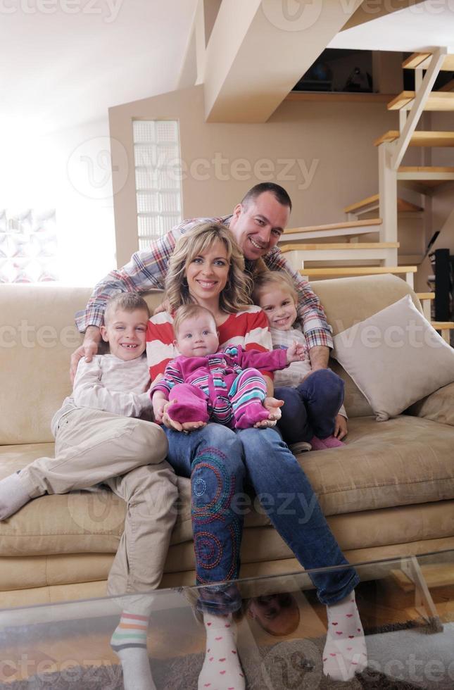 família jovem feliz em casa foto