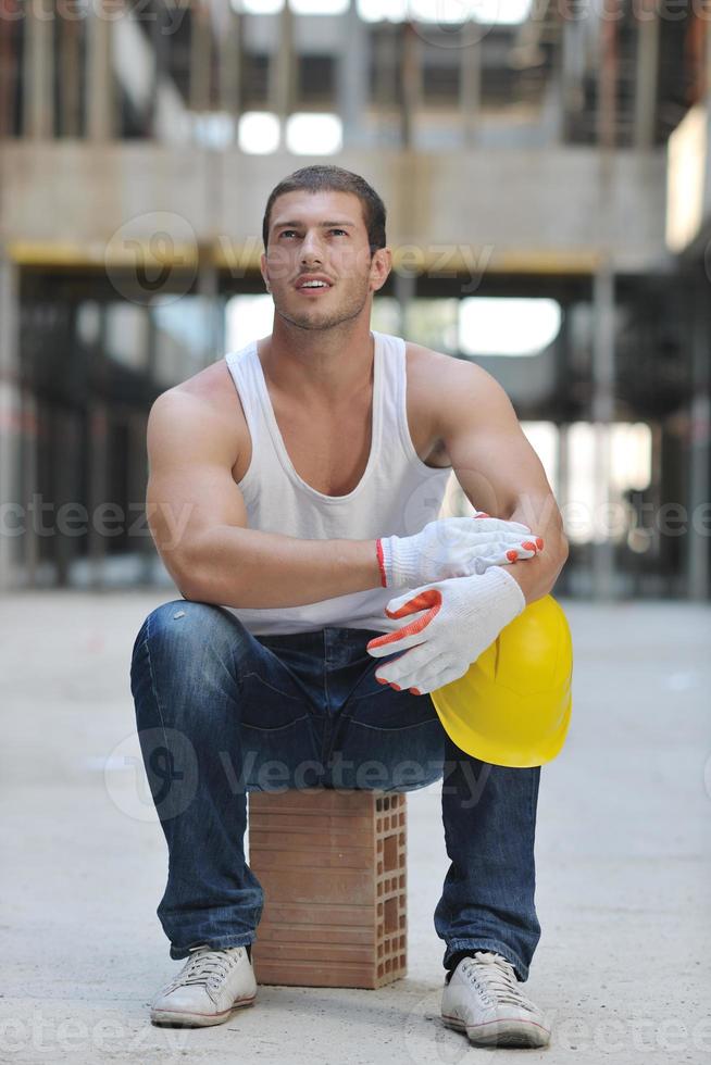 trabalhador duro no canteiro de obras foto