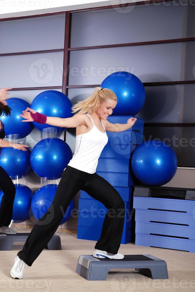 mulher pisando em um centro de fitness foto