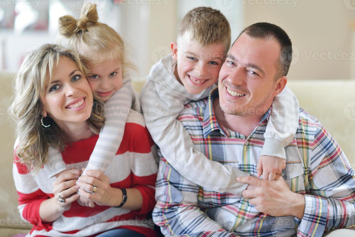 família jovem feliz em casa foto