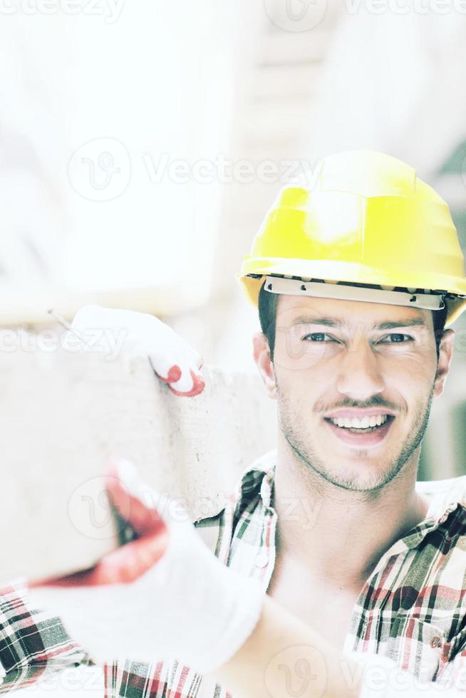 trabalhador duro no canteiro de obras foto