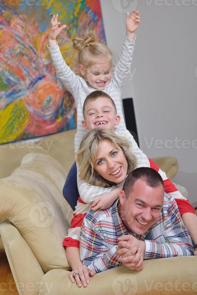 família jovem feliz em casa foto