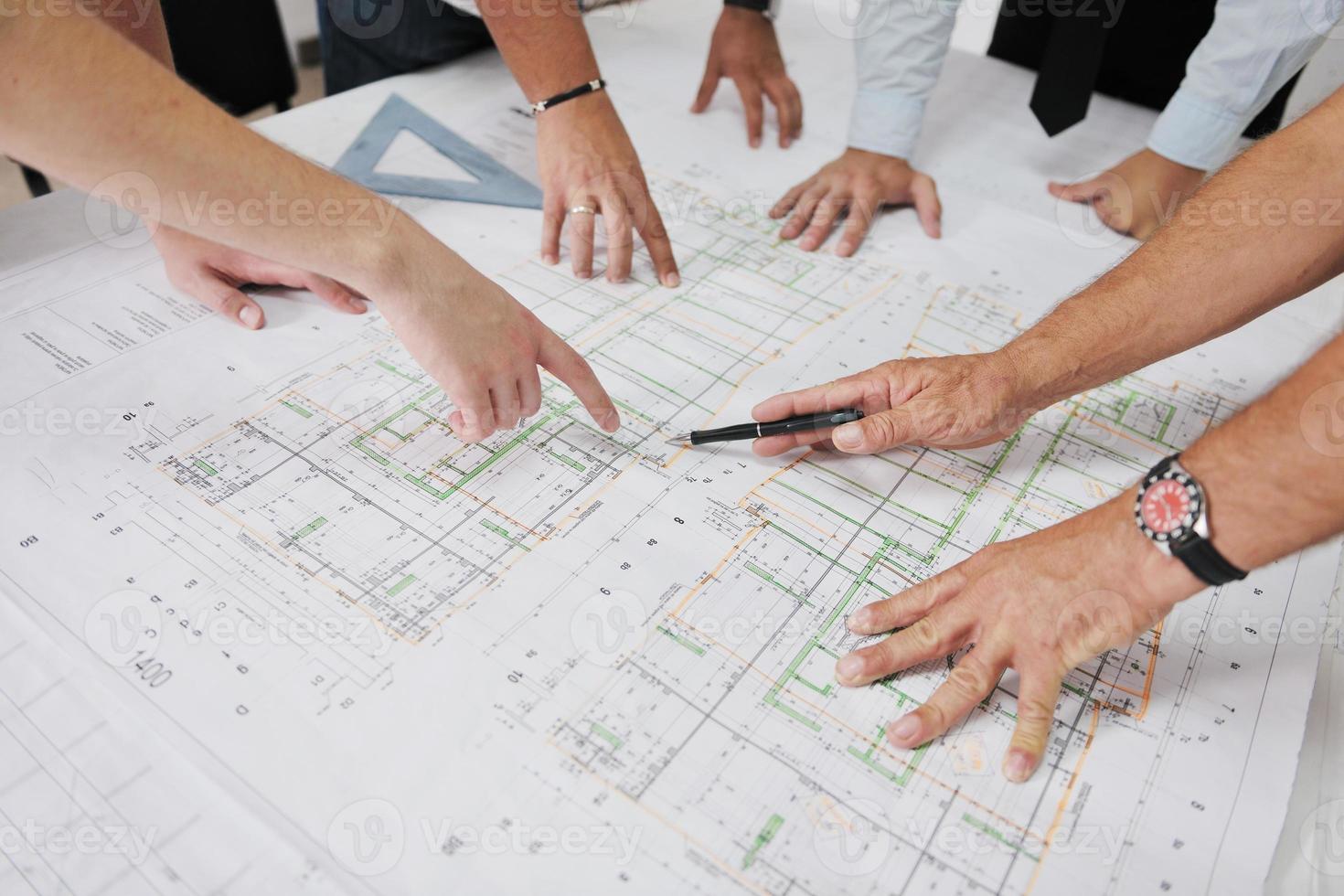 equipe de arquitetos no canteiro de obras foto