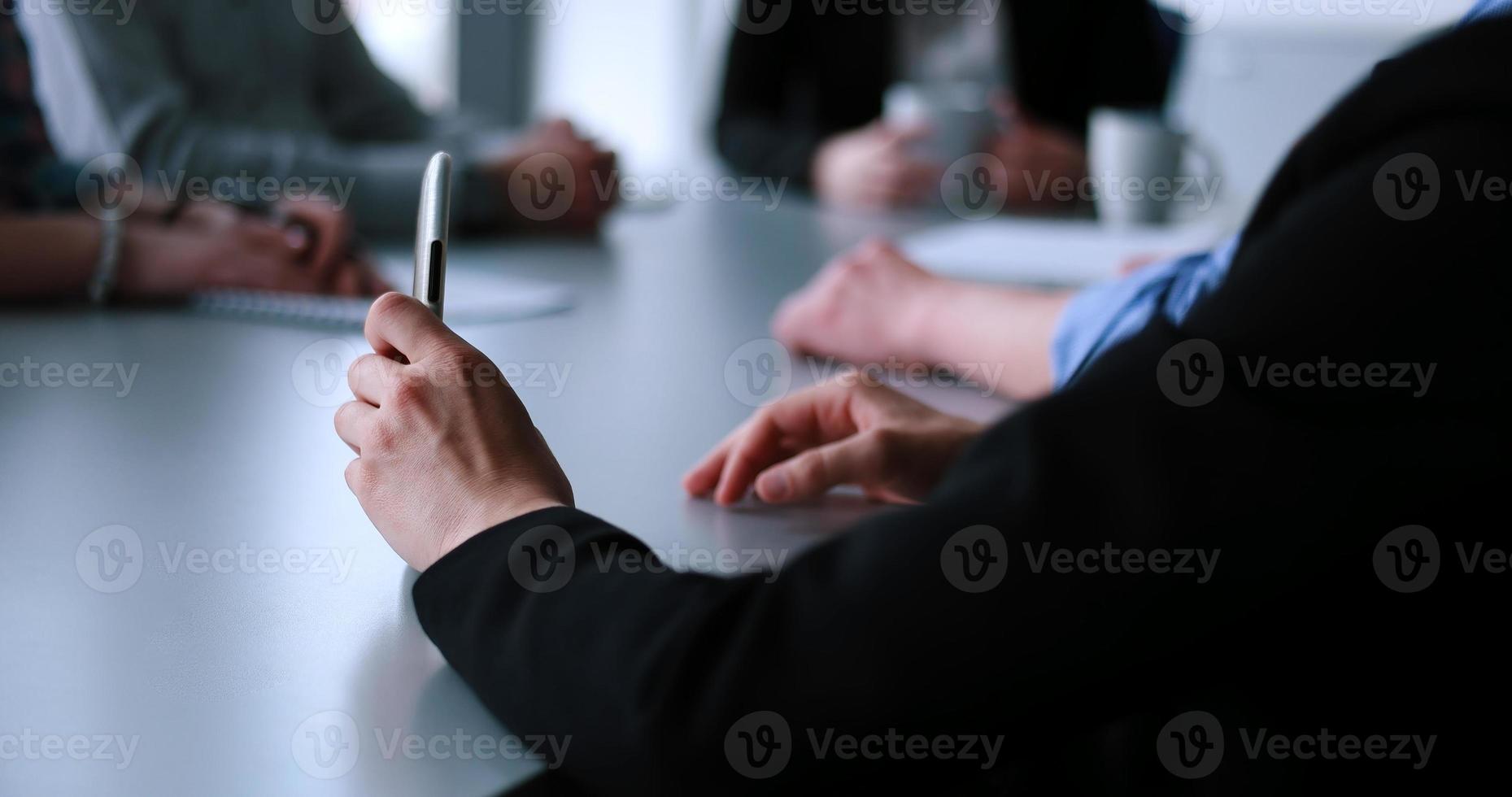 equipe de negócios em uma reunião no prédio de escritórios moderno foto