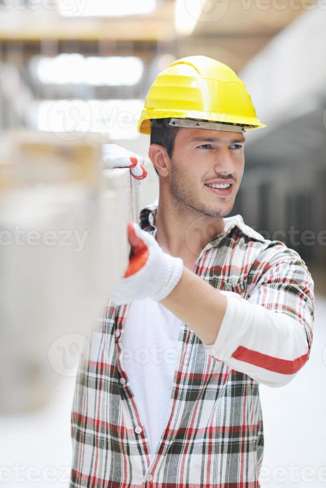 trabalhador duro no canteiro de obras foto