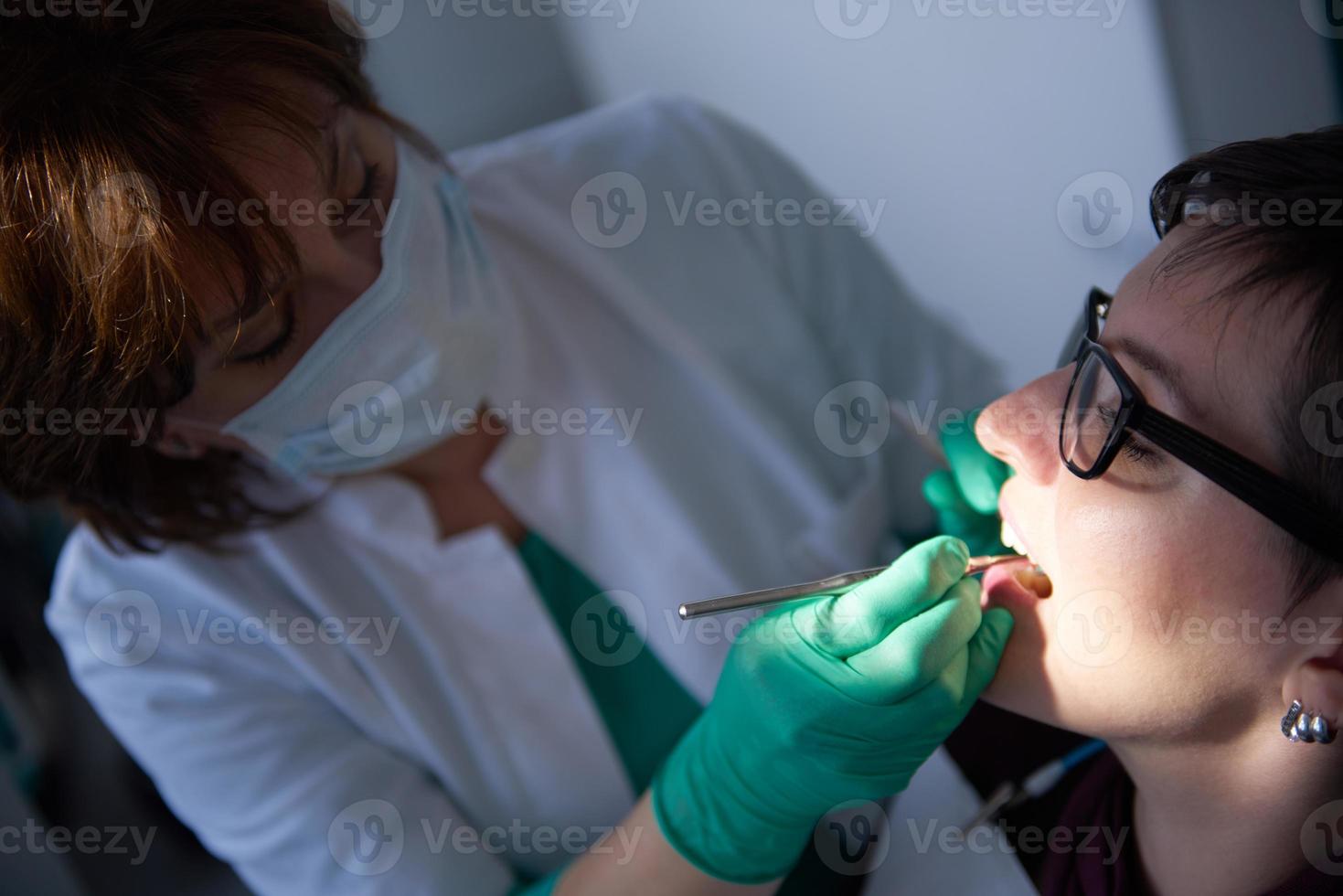 paciente mulher no dentista foto