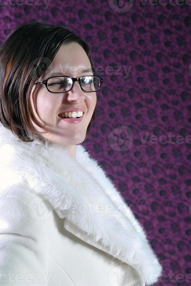 retrato de uma linda morena vestindo casaco de inverno foto