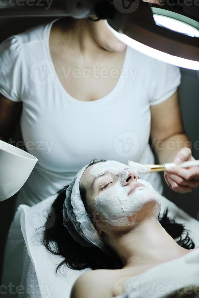 mulher com máscara facial em estúdio de cosméticos foto
