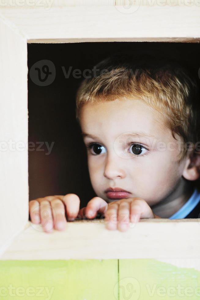 criança feliz em uma janela foto