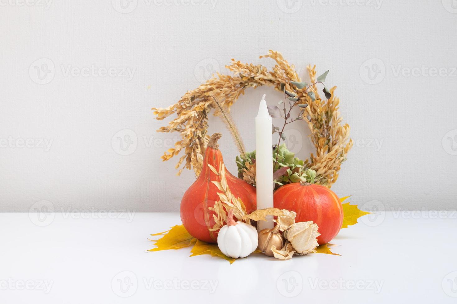 composição de outono. folhas secas, abóboras e velas em fundo branco. outono outono e conceito de dia de ação de graças. natureza morta foto