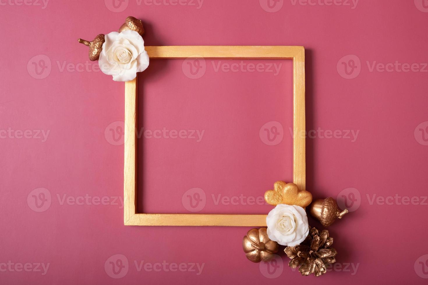 moldura quadrada dourada em branco com flores e corações dourados sobre fundo vermelho. configuração plana, vista superior, espaço de cópia foto