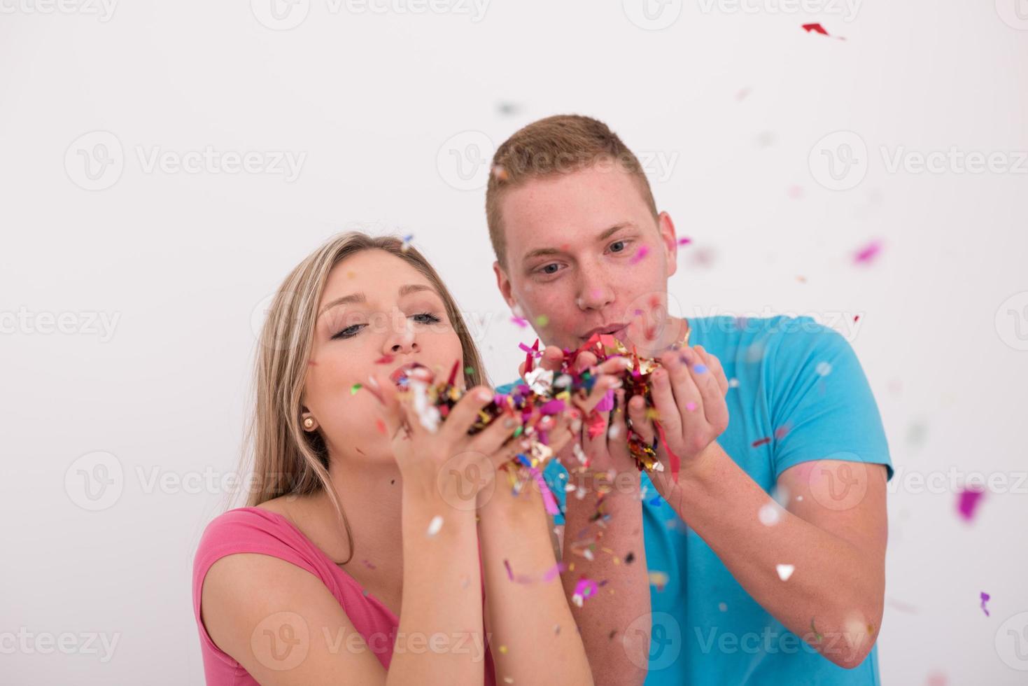 casal jovem romântico comemorando festa com confete foto