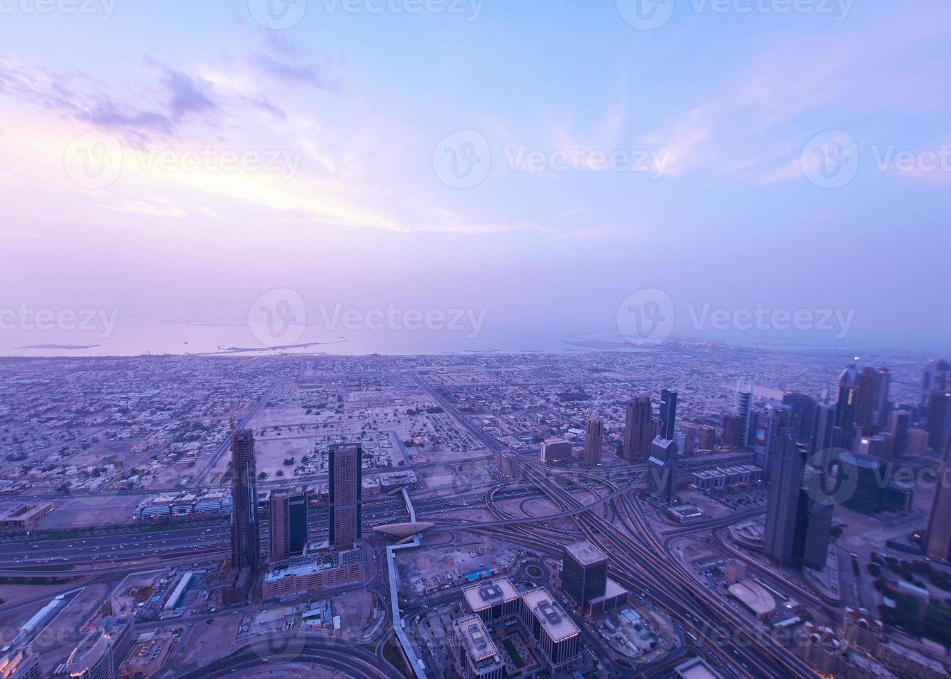 horizonte noturno de dubai foto