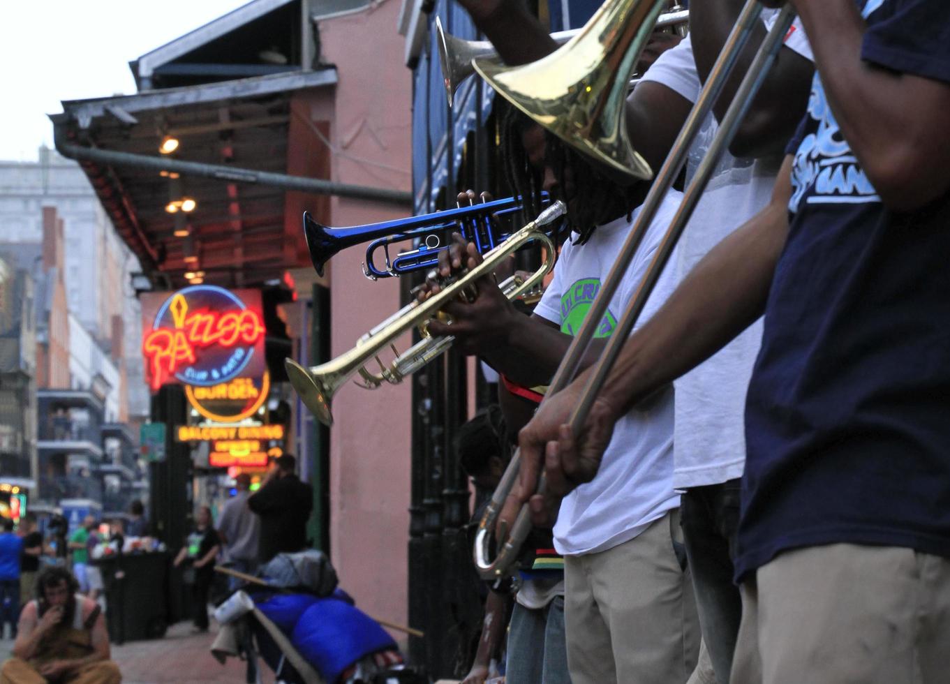 new orleans, la, 2020 - músicos de jazz se apresentando no bairro francês de nova orleães, louisiana, com multidões e luzes de neon ao fundo. foto