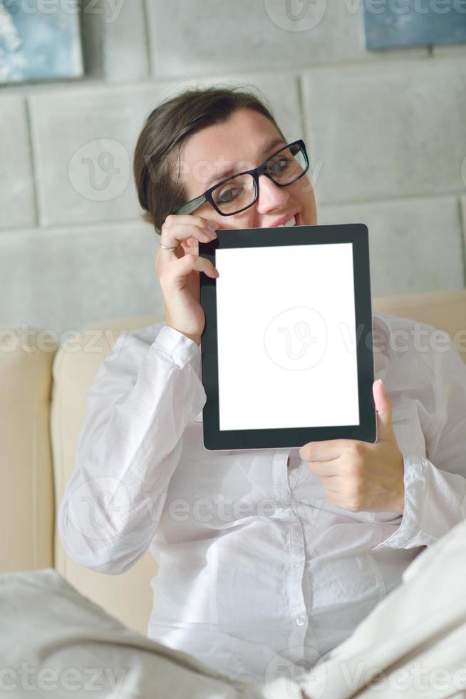 mulher usando tablet pc em casa foto