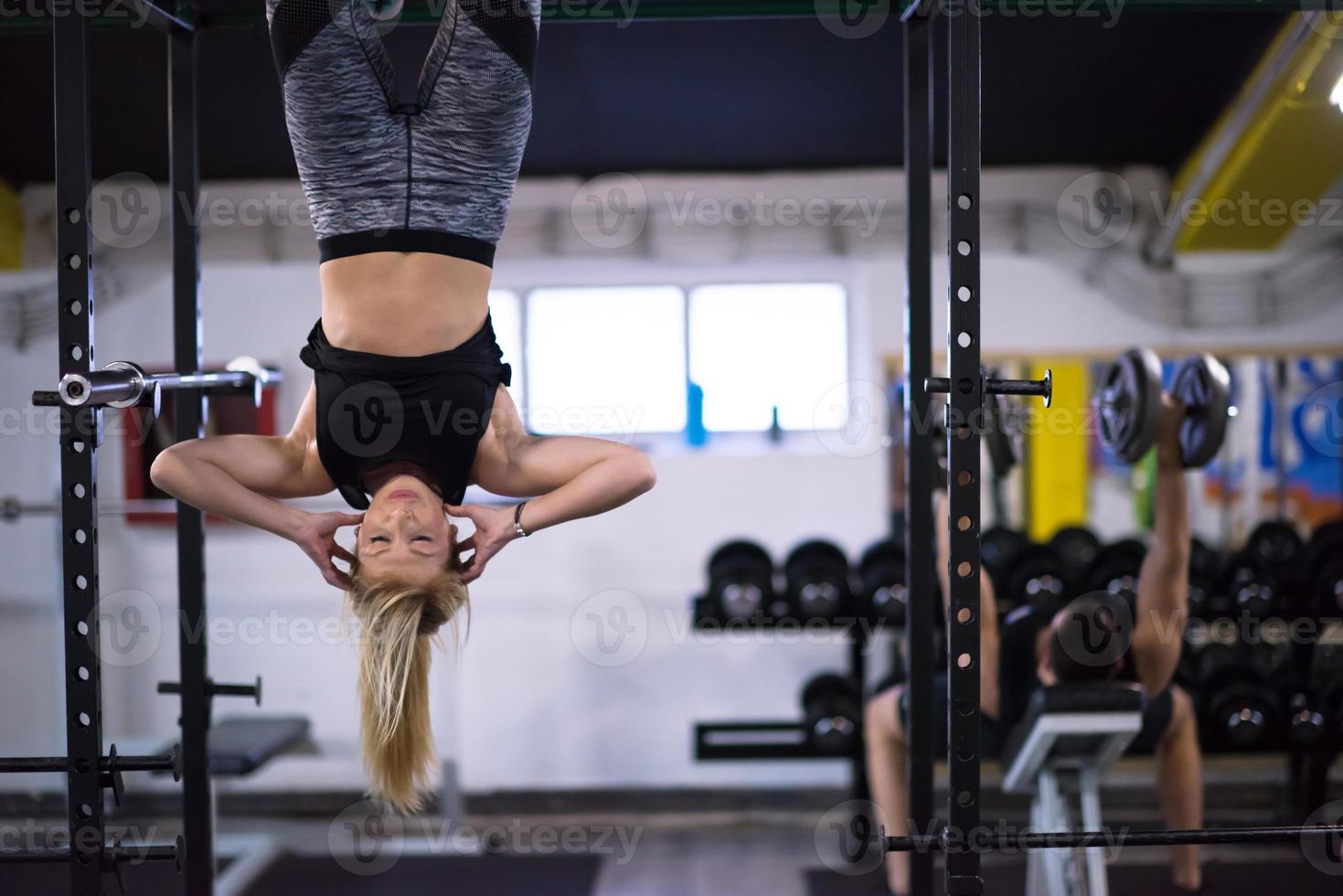 mulher fazendo exercícios abdominais foto