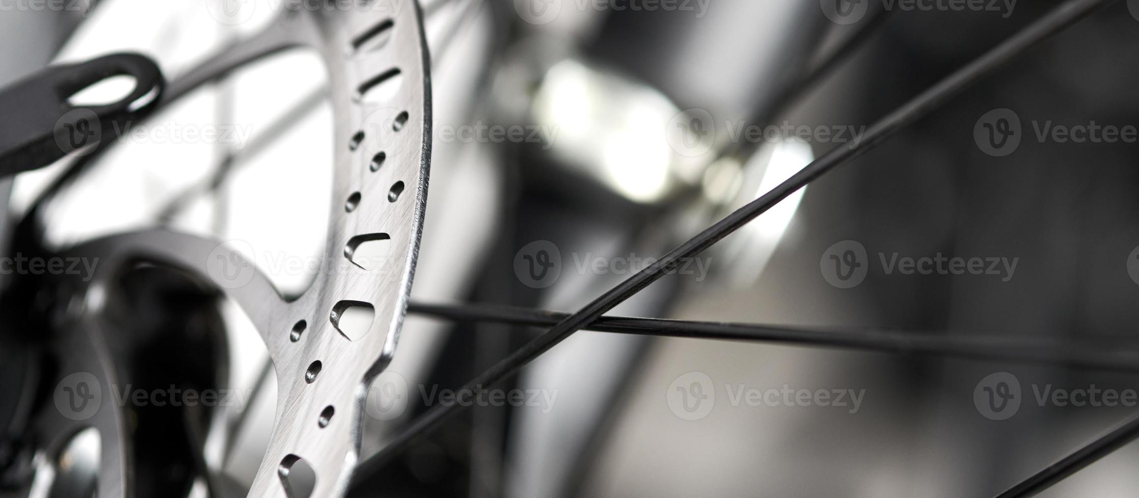 freios a disco de bicicleta close-up, disco de metal preso à roda de bicicleta, freios de bicicleta de montanha eficazes foto