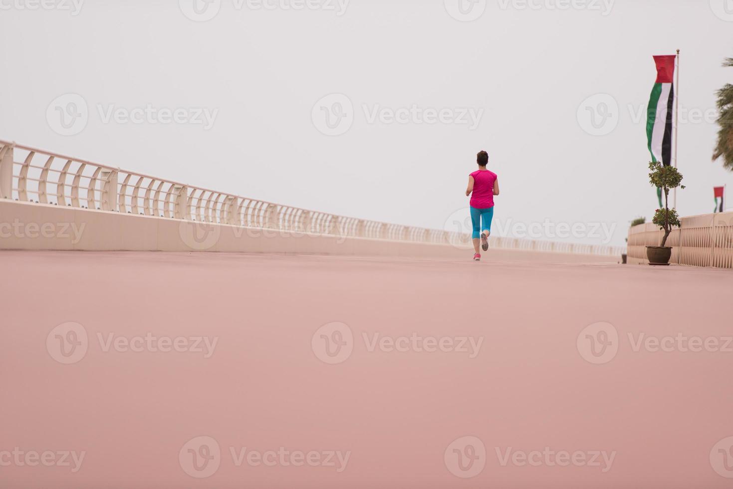 mulher ocupada correndo no calçadão foto