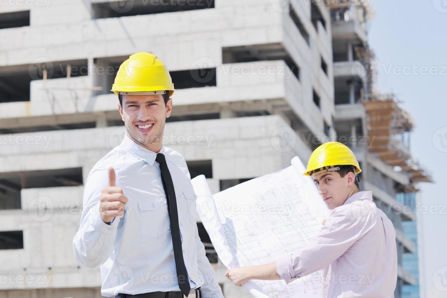 equipe de arquitetos no canteiro de obras foto