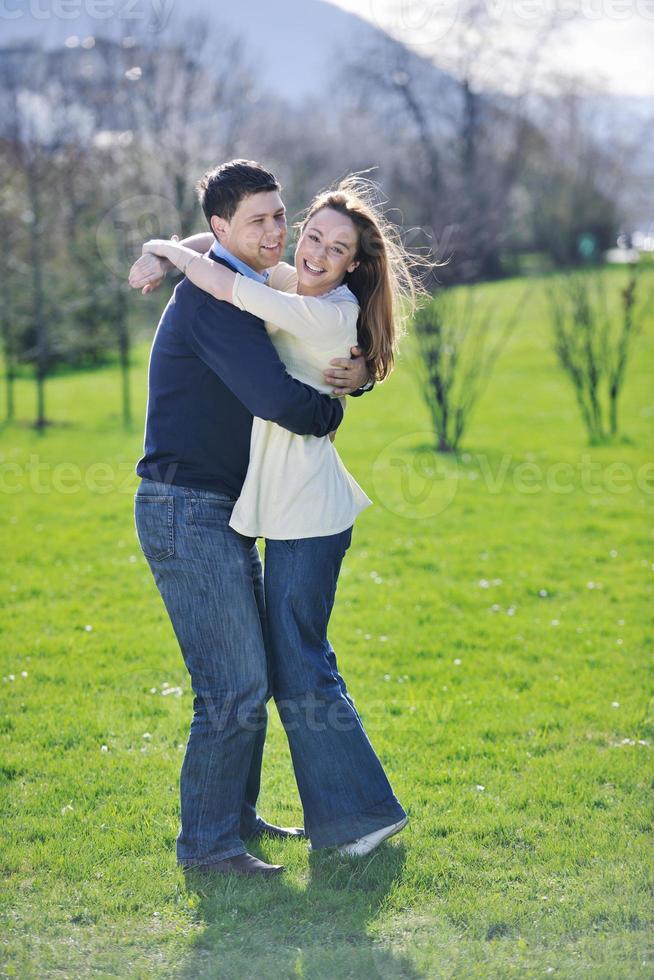 casal feliz ao ar livre foto