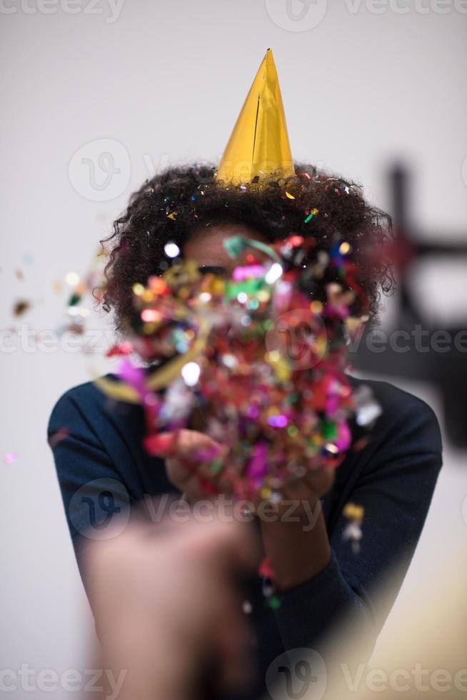 homem de confete na festa foto