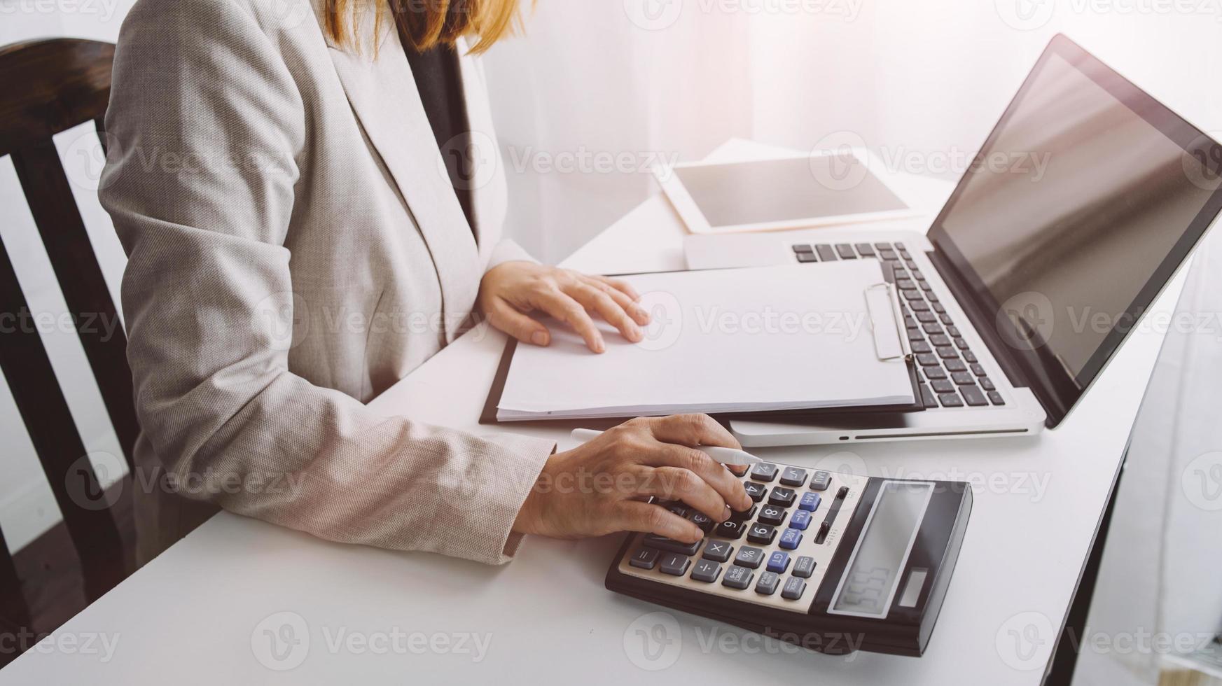 empresários reunidos para analisar e discutir e debater os dados do gráfico do relatório financeiro no trabalho em equipe do consultor financeiro do escritório e no conceito de contabilidade. foto