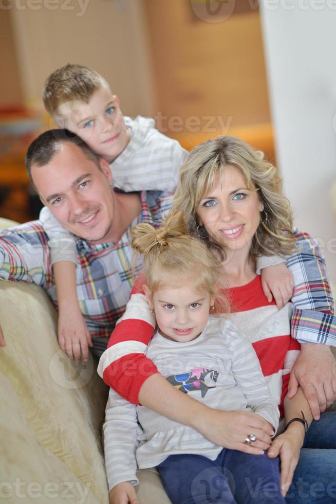 família jovem feliz em casa foto