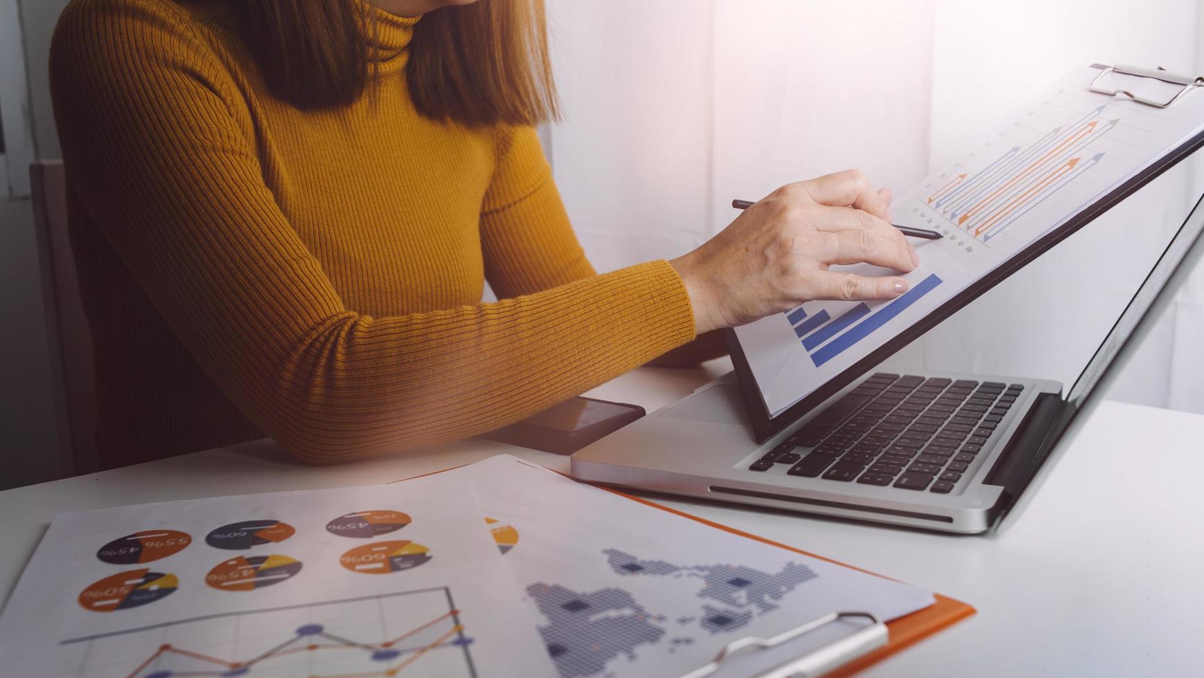 empresários reunidos para analisar e discutir e debater os dados do gráfico do relatório financeiro no trabalho em equipe do consultor financeiro do escritório e no conceito de contabilidade. foto