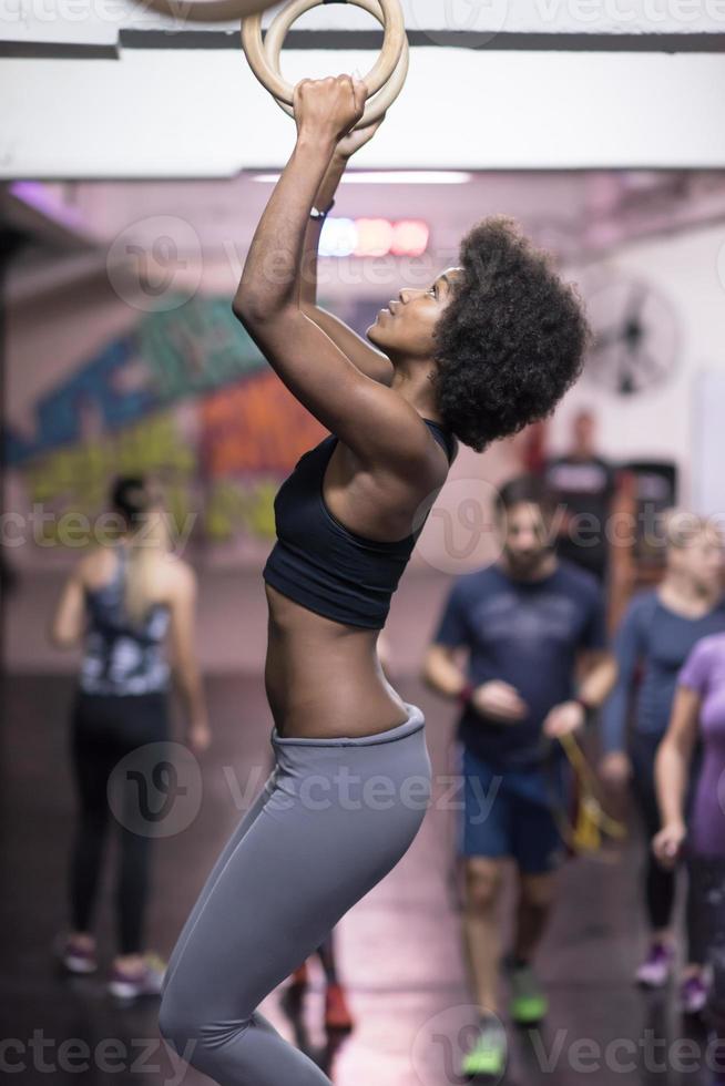 mulher negra fazendo exercício de mergulho foto