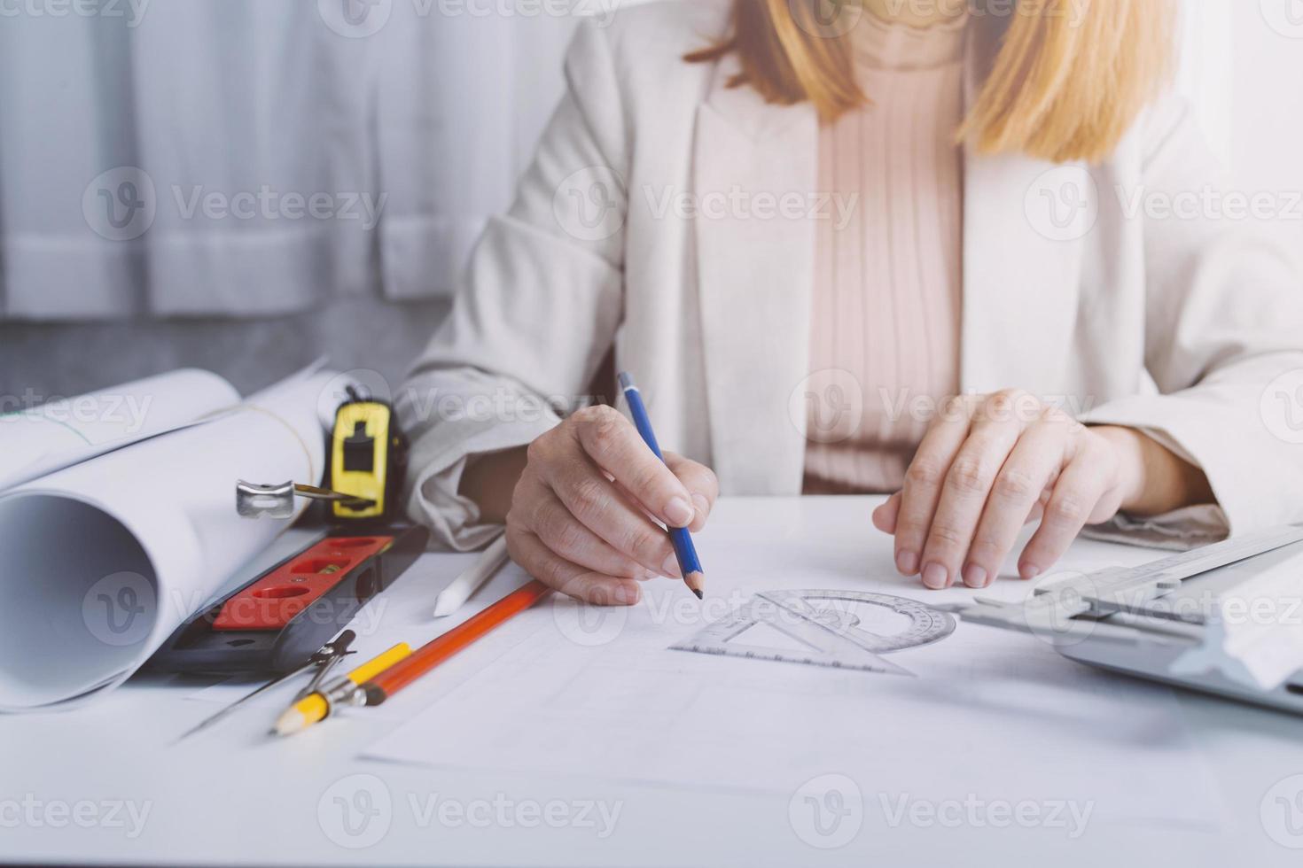 mão de negócios trabalhando e laptop com projeto arquitetônico no canteiro de obras na mesa de escritório no escritório foto