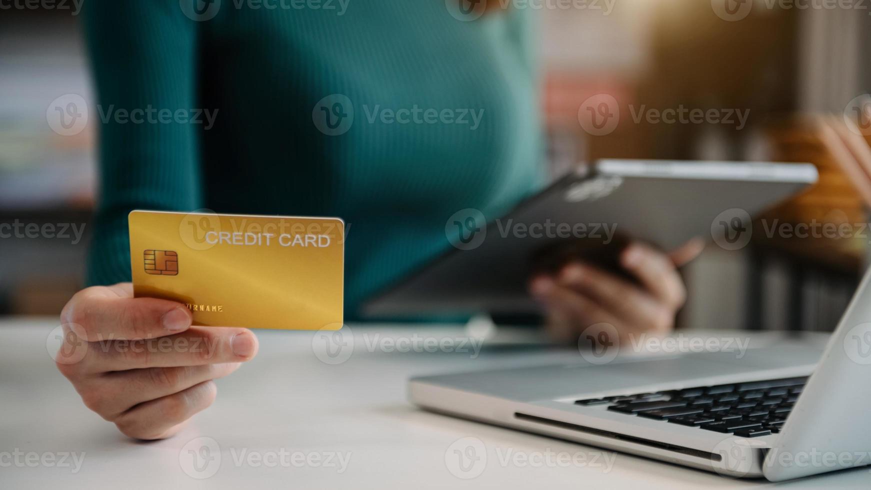 mãos de mulher usando smartphone e segurando cartão de crédito com camada digital como conceito de compras online foto