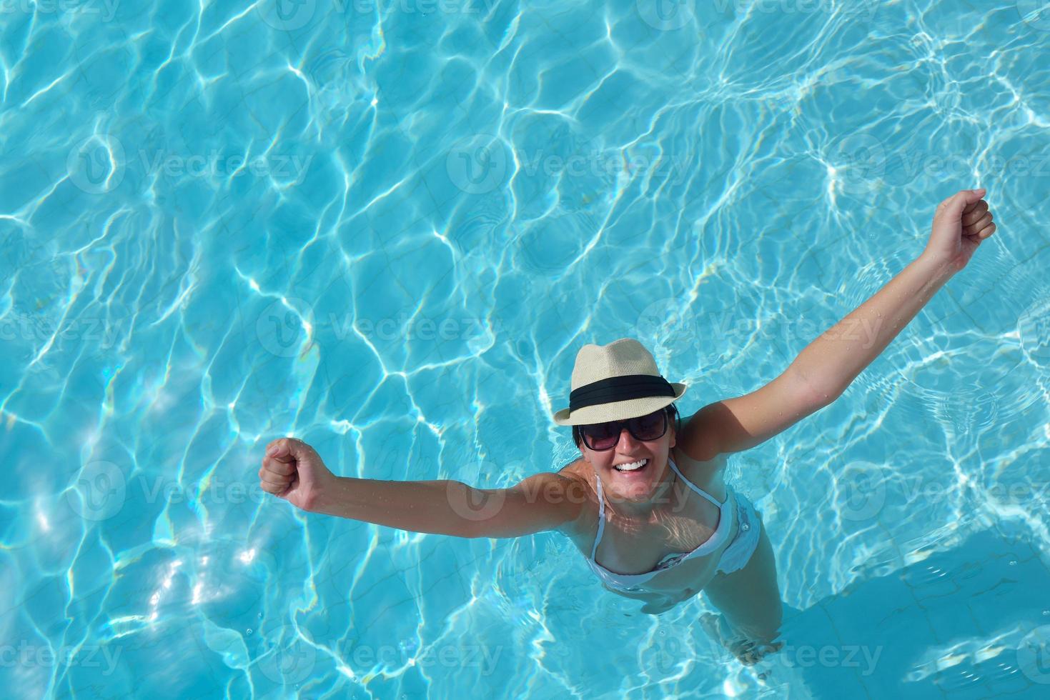 mulher feliz na piscina foto