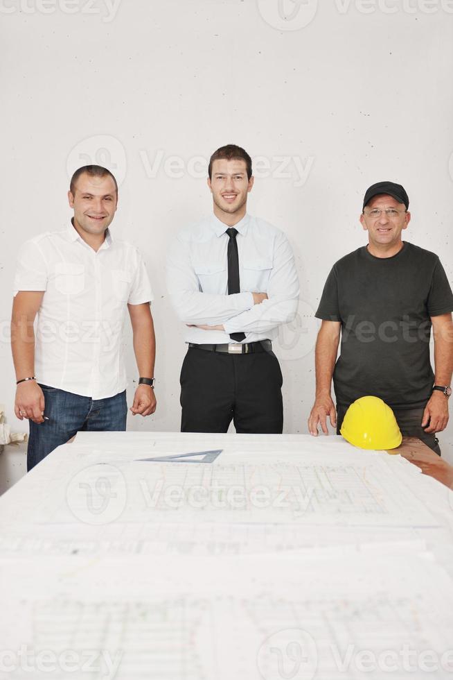 equipe de arquitetos no canteiro de obras foto