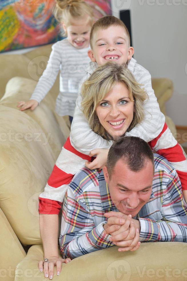 família jovem feliz em casa foto