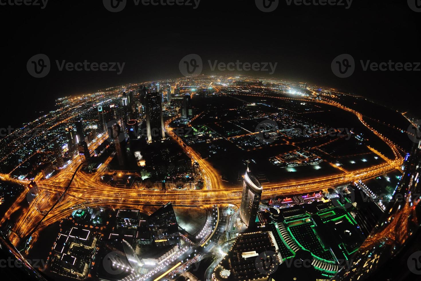 panorama da cidade de dubai no centro da cidade à noite foto