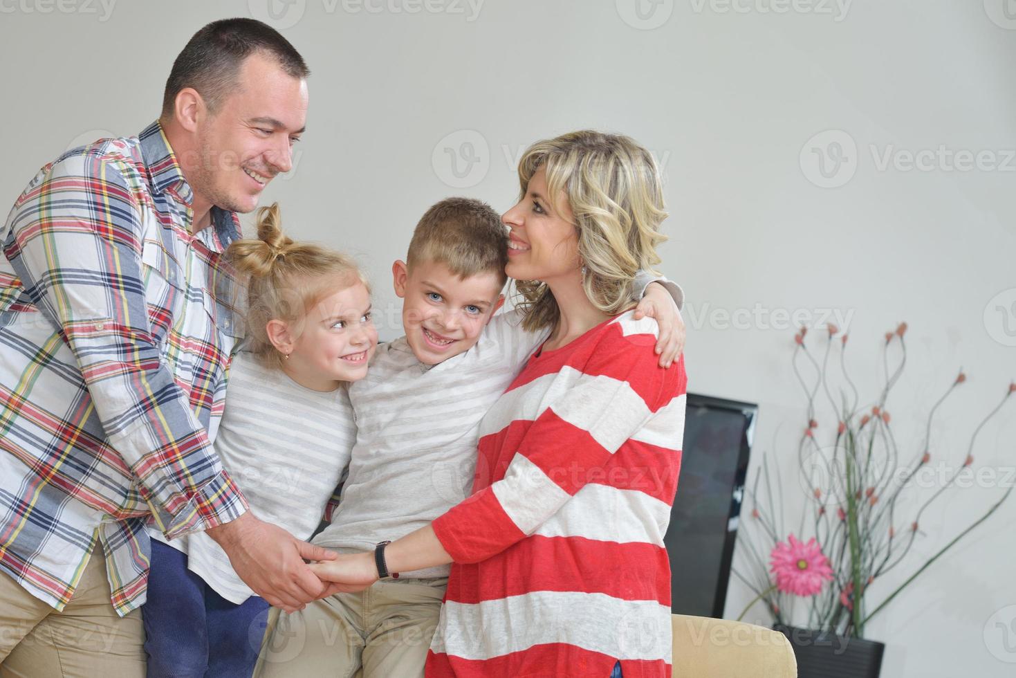 família jovem feliz em casa foto