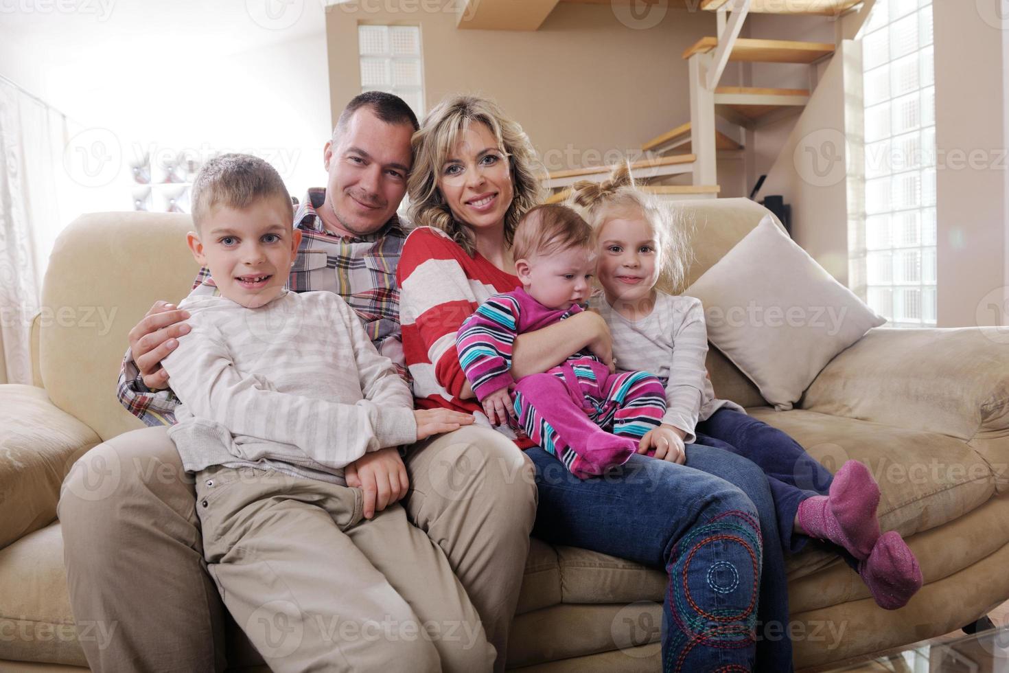 família jovem feliz em casa foto