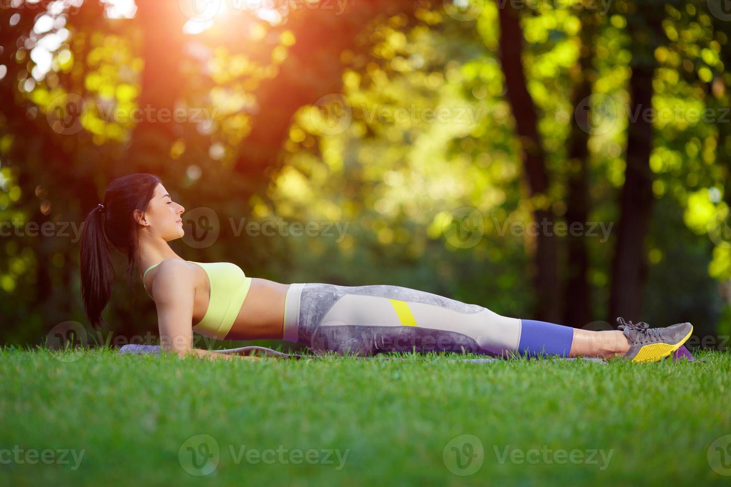 mulher fazendo exercícios de fitness no parque foto
