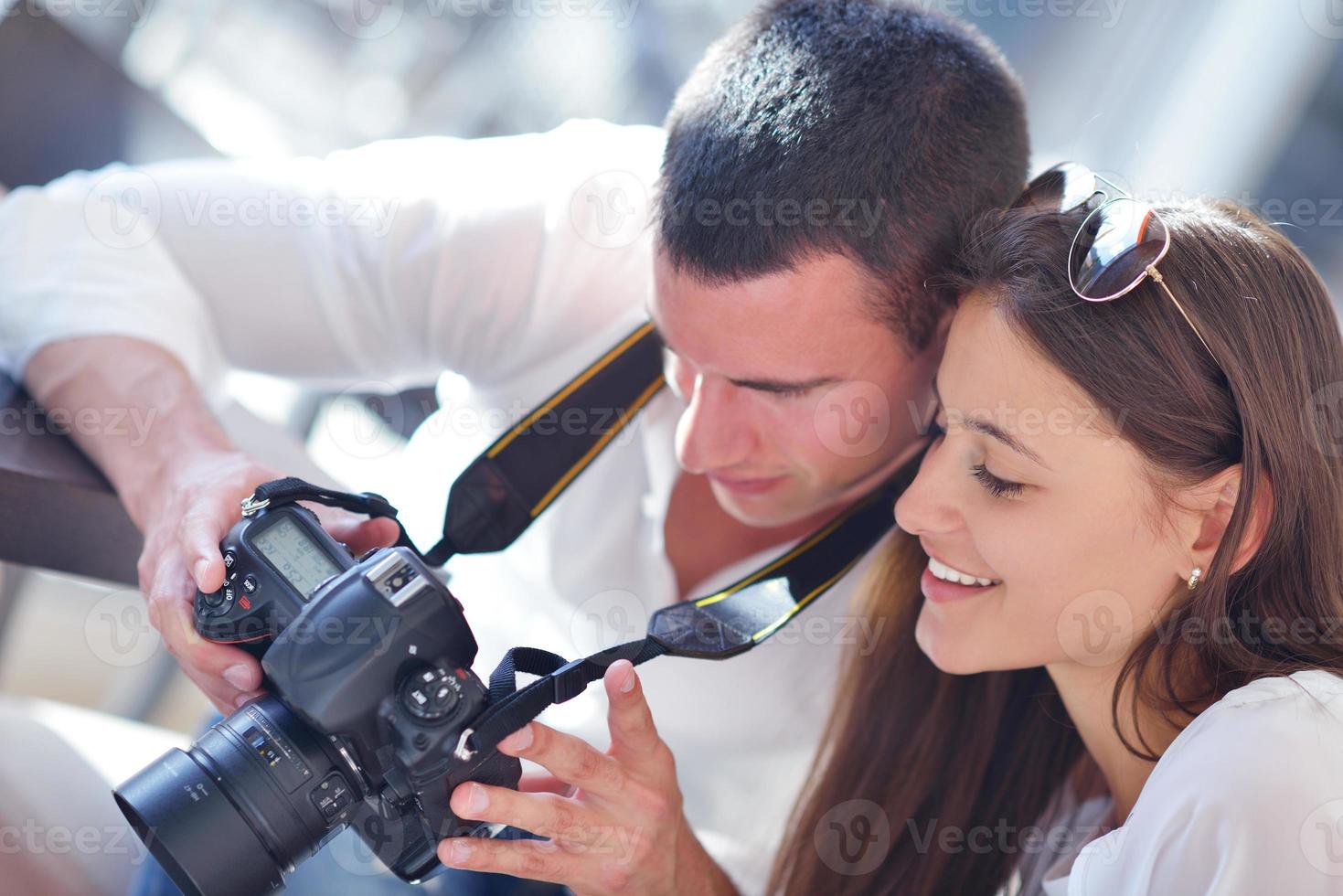 casal olhando fotos na câmera