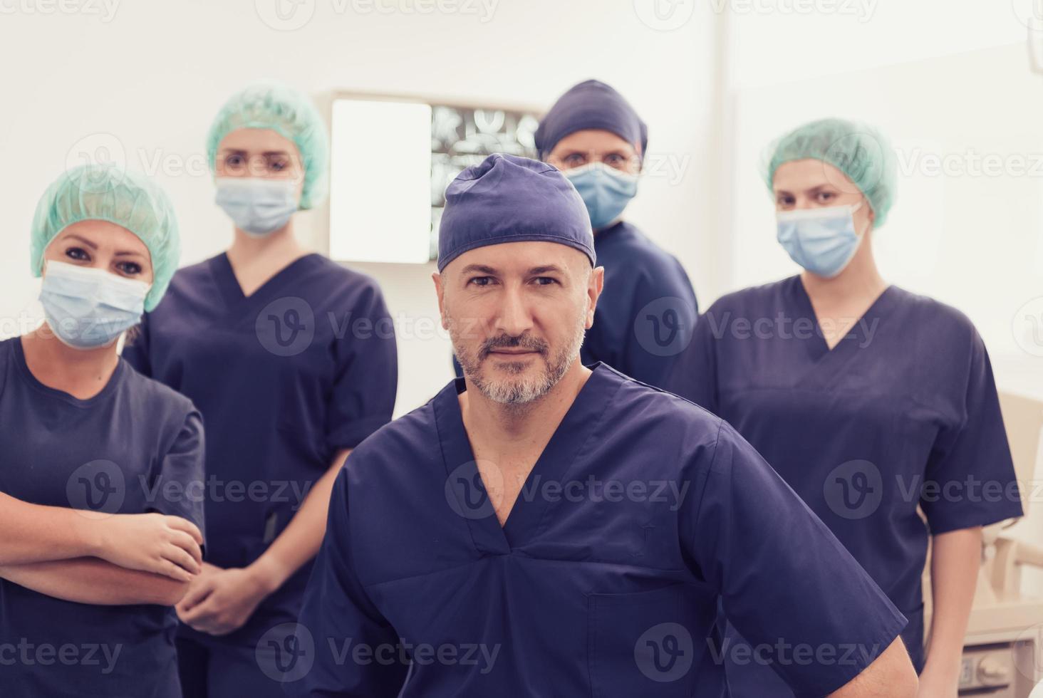 médico ortopedista trabalhando em conjunto com sua equipe multiétnica foto