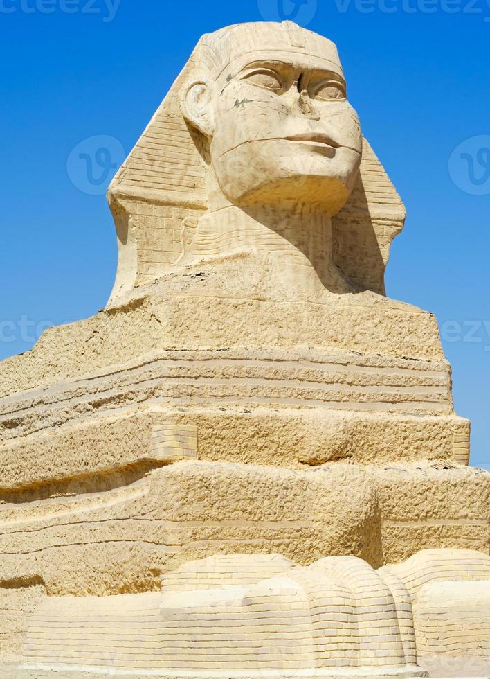 estátua de esfinge egípcia sobre o céu azul foto
