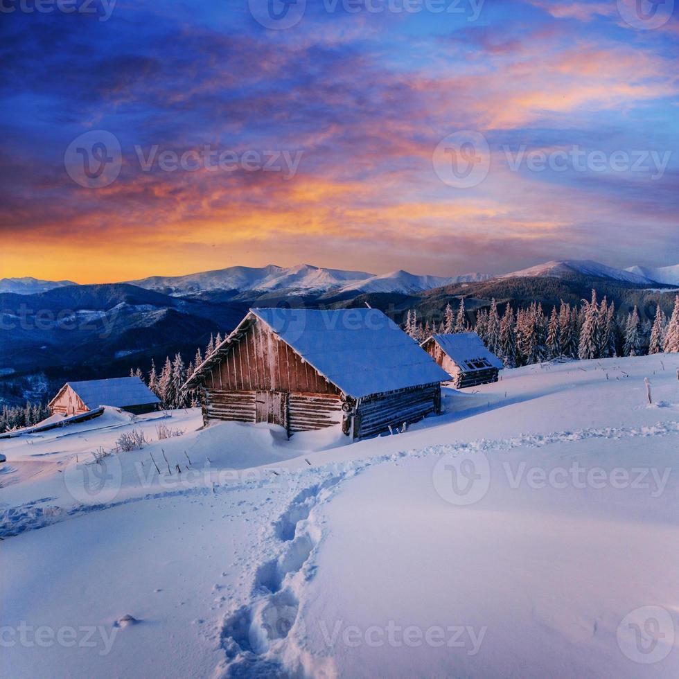 chalé nas montanhas nevadas com árvores de inverno fabuloso foto
